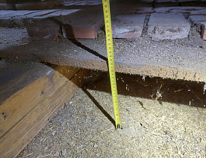 Zateplení stropu rodinného domu pomocí foukané izolace